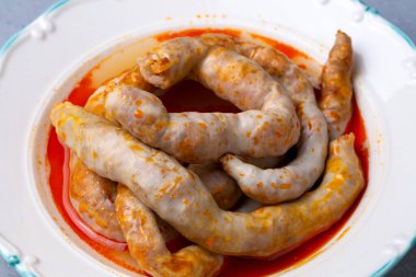 Geleneksel lezzetli Türk mutfağı, Ortadoğu yemekleri, sakatat tabakları, doldurulmuş koyun bağırsakları (Türkçe: Mumbar dolmasi))