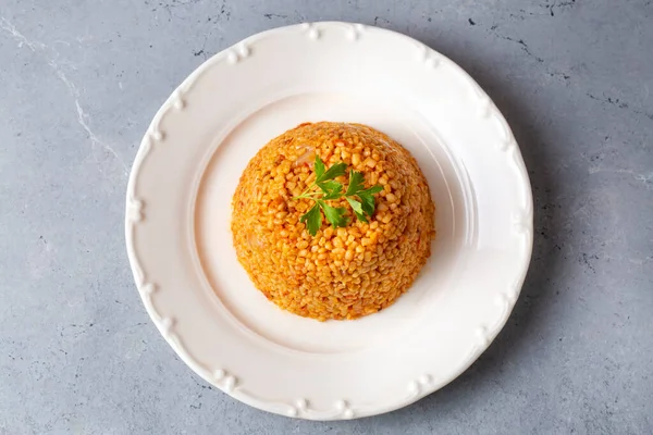 Tabakta domates sosu bulunan geleneksel Türk bulgur pilavı (Türkçe adı; meyhane pilavi))