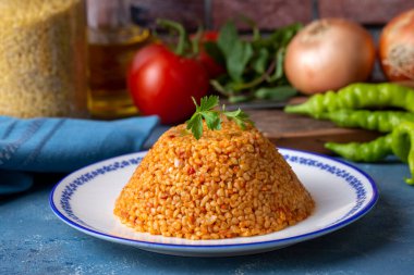 Tabakta domates sosu bulunan geleneksel Türk bulgur pilavı (Türkçe adı; meyhane pilavi))