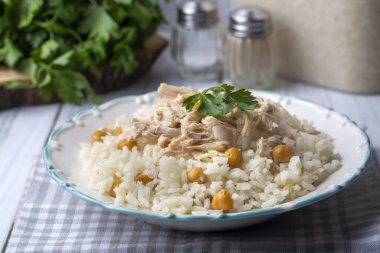 Geleneksel lezzetli Türk yemekleri; Nohutlu pilav ve tavuklu pilav (Türkçe adı: Tavuklu nohutlu pilav))