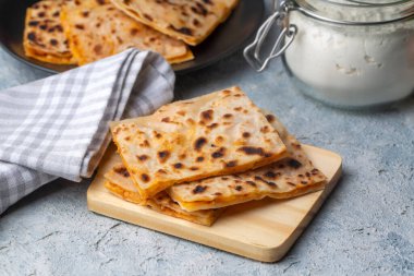 Geleneksel lezzetli Türk yemekleri; Patates Turtası (Türkçe adı; patatesli gozleme - gozleme)