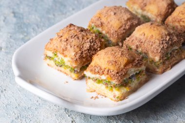 Geleneksel Türkçe yeni tatlı şam fıstıklı soğuk sütlü baklava (Türkçe adı; soguk baklava)
