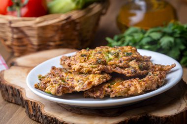 Mucver, geleneksel Türk yemekleri. (Türk mutfağı) Kabaklı ev yemeği.