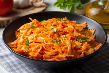 Domates soslu Farfalle makarna, papyonlu makarna sosu (Türkçe adı; domatesli kelebek makarna))