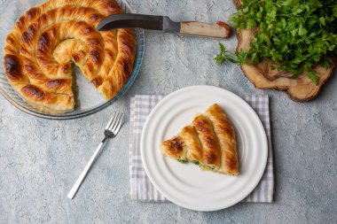 Türk Tepsi Boregi, Yuvarlak Borek, Tepsi hamur işi (Türkçe adı; rulo borek - ispanakli borek)
