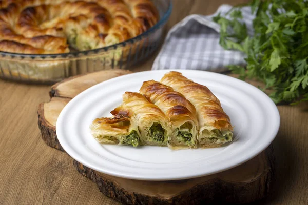 stock image Turkish Tepsi Boregi, Round Borek, Tray pastry (Turkish name; rulo borek - ispanakli borek)