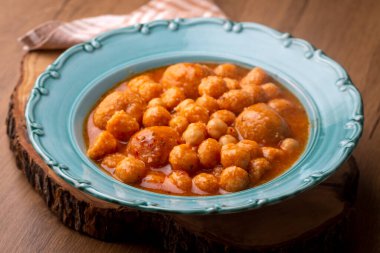 Geleneksel lezzetli Türk yemekleri; Bulgur çorbası (Türkçe adı; Anali Kizli, icli kofte)