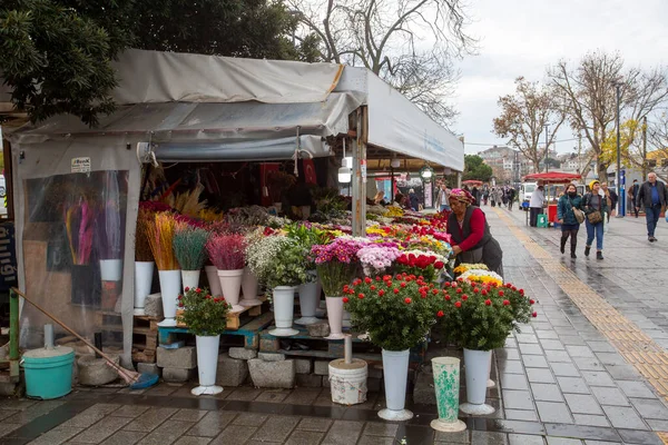 Uskudar Stanbul Türkiye Kasım 2021 Uskudar Feribot Limanının Önündeki Çiçekçiler — Stok fotoğraf