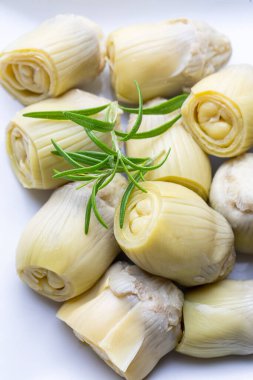 Tabakta marine edilmiş enginar kalbi turşusu..