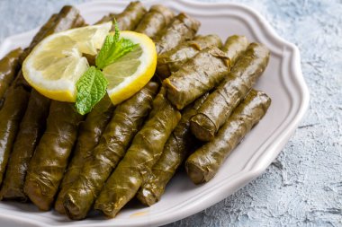 Türk yemekleri; doldurulmuş yapraklar (yaprak sarma dolma))