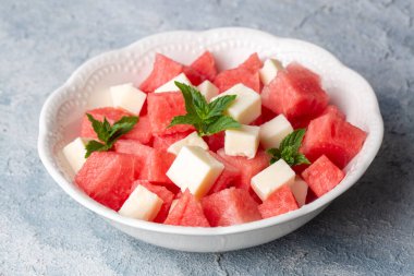 Taze karpuz ve peynirli tabak.