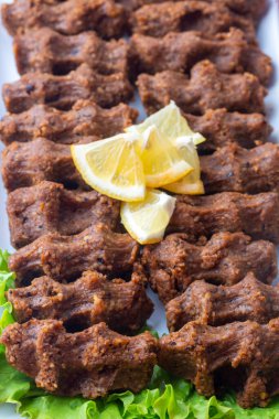 Geleneksel lezzetli Türk yemekleri; Türkçe adı; Cig kofte (Türkçe çiğ köfte) marullu