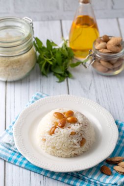 Geleneksel lezzetli Türk yemekleri; badem pirinç pilavı (Türkçe: Bademli pirinc pilavi)