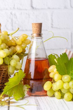 Cam sürahide şarap sirkesi, koyu renkli ahşap arka plan, seçici odak (Türkçe adı; uzum sirkesi)