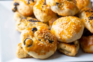 Zeytinli ve dereotlu hamur tatlısı (Türkçe adı Zeytinli pogaca ve dere otlu peynirli pogaca))