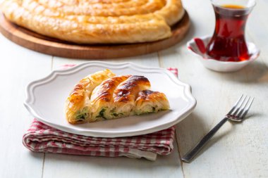 Türk Tepsi Boregi, Yuvarlak Borek, Tepsi hamur işi (Türkçe adı; rulo borek - ispanakli borek)