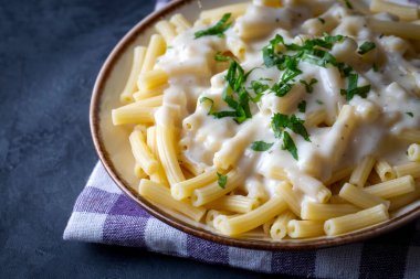 Lezzetli yemekler; Peynirli soslu makarna (Türkçe: peynirli makarna))