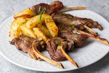 Izgara kuzu pirzola ve patates, nefis bir manzara.