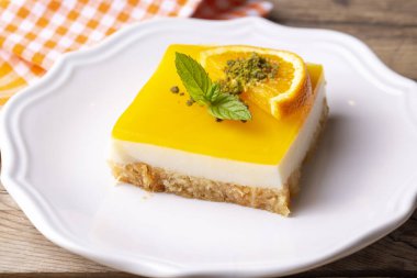 Lezzetli bir Türk tatlısı; portakallı, turuncu pastalı Etimek tatlısı, turuncu sütlü kek (Türkçe adı; Portakalli etimek tatlisi)