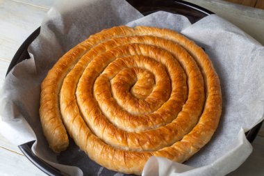 Türk Tepsi Boregi, Yuvarlak Borek, Tepsi hamur işi (Türkçe adı; rulo borek veya bosnak boregi)