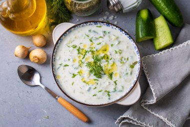 Geleneksel lezzetli aperatif; tzatziki (Türkçe adı; kakik)