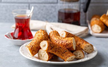 Türk simidi ve Türk çayı. Türkçe isim; simit ve Türk cayi