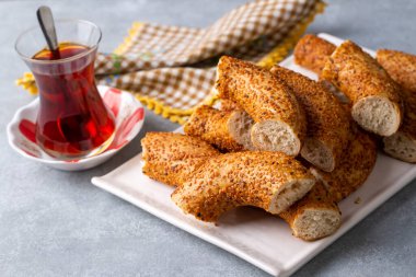 Türk simidi ve Türk çayı. Türkçe isim; simit ve Türk cayi