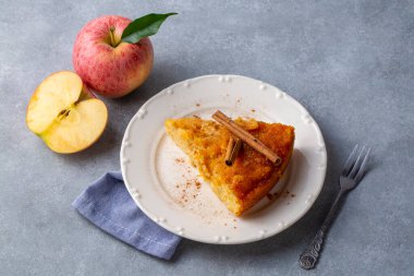 Karamelli elmalı pasta lezzetli bir tatlıdır. Türkçe adı; elmali keki