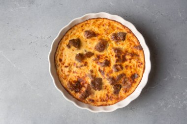 Tave kosi, Arnavut usulü fırında kuzu ve pirinçli ve yoğurtlu ulusal bir yemektir. Yukarıdan yatay üst görünüm. Türkçe adı; Elbasan tava