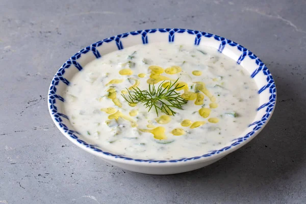 Geleneksel lezzetli aperatif; tzatziki (Türkçe adı; kakik)
