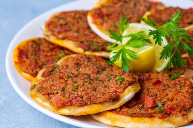 Türk yemeği Findik Lahmacun - Mini Pizza