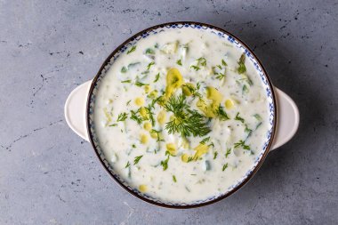 Geleneksel lezzetli aperatif; tzatziki (Türkçe adı; kakik)