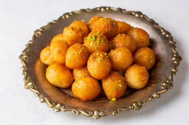 Geleneksel Türk Lokma Tatlısı. Türkçe isim; lokma