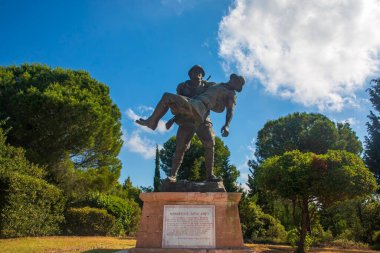 Çanakkale 'deki Şehitler Anıtı' nda yaralı Anzak askeri taşıyan bir Türk askerinin anıtı.