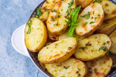 Lezzetli görünümlü fırında patates, yemek konsepti fotoğrafı..