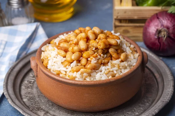 stock image Traditional Turkish cuisine. Kuru Fasulye . Haricot Beans, rice and beans (Turkish name; pilav ustu kuru fasulye)