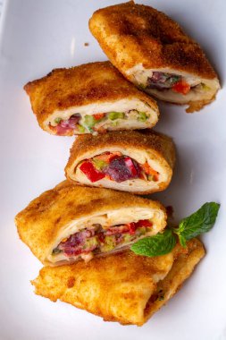 Pastirma (pastırma) ve çedar peynirli Türk Pacanga Boregi. - Pastirmali Borek.