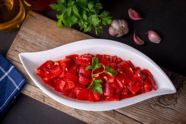 Kızarmış Biber Salatası Aperatifi, Türk aperatifi, (Türkçe adı; sirkeli koz kirmizi biber mezesi)