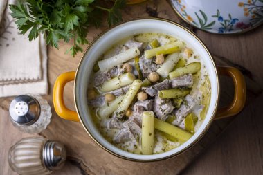 Siveydiz (Türkçe: Antep Style Local Food) taze sarımsak ve kuzu etiyle yapılan bir Antep tabağıdır. Türkçe isim; Siveydiz