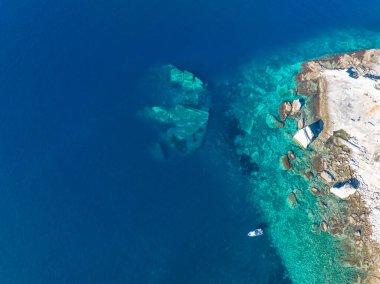 İzmir 'in Foca ilçesindeki kayalık yelkenli sahasında insansız hava aracı fotoğrafı. Yelkenkaya - Foca