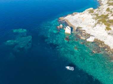 İzmir 'in Foca ilçesindeki kayalık yelkenli sahasında insansız hava aracı fotoğrafı. Yelkenkaya - Foca