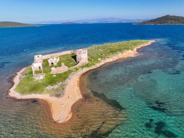 Patrica plajı yakınlarındaki tarihi bir manastır. İnsansız hava aracıyla ateş etmek. (Türkçe adı; kizlar manastiri) Cunda - Ayvalik - Türkiye