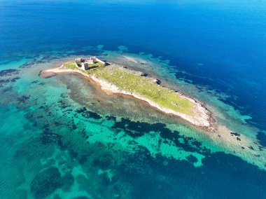 Patrica plajı yakınlarındaki tarihi bir manastır. İnsansız hava aracıyla ateş etmek. (Türkçe adı; kizlar manastiri) Cunda - Ayvalik - Türkiye