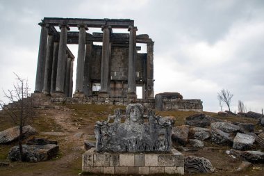 Cavdarhisar, Kutahya, Türkiye, 20 Şubat 2023, Zeus tapınağıyla birlikte Antika şehir kalıntıları. Aizanoi antik kenti .