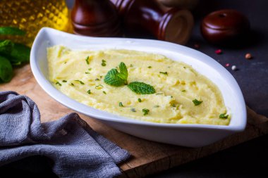Haşlanmış patatesten yapılmış kremalı patates püresi servisi. Türkçe adı; patates puresi