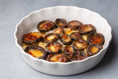 Cheddar Cheese on Baked Chestnut Mushrooms (Turkish name; peynirli mantar)