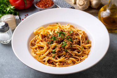 Domates soslu kıymalı spagetti, erişteli makarna. Türk makarnası. Türkçe adı: Eriste makarna