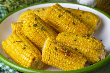 Tatlı haşlanmış mısır, yemek konsepti fotoğrafı.