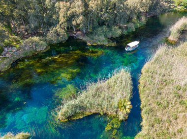 Türkiye Akyaka Azmak Nehri, seyahat konsepti fotoğrafı, insansız hava aracıyla yukarıdan manzara. Akyaka Kadin Azmagi. Akyaka, Mugla ilinin kıyı kentidir..