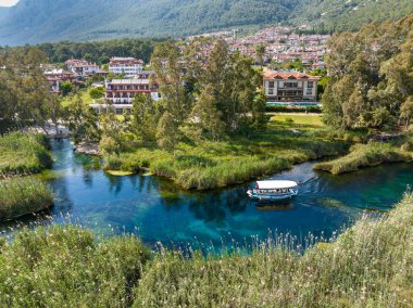 Türkiye Akyaka Azmak Nehri, seyahat konsepti fotoğrafı, insansız hava aracıyla yukarıdan manzara. Akyaka Kadin Azmagi. Akyaka, Mugla ilinin kıyı kentidir..